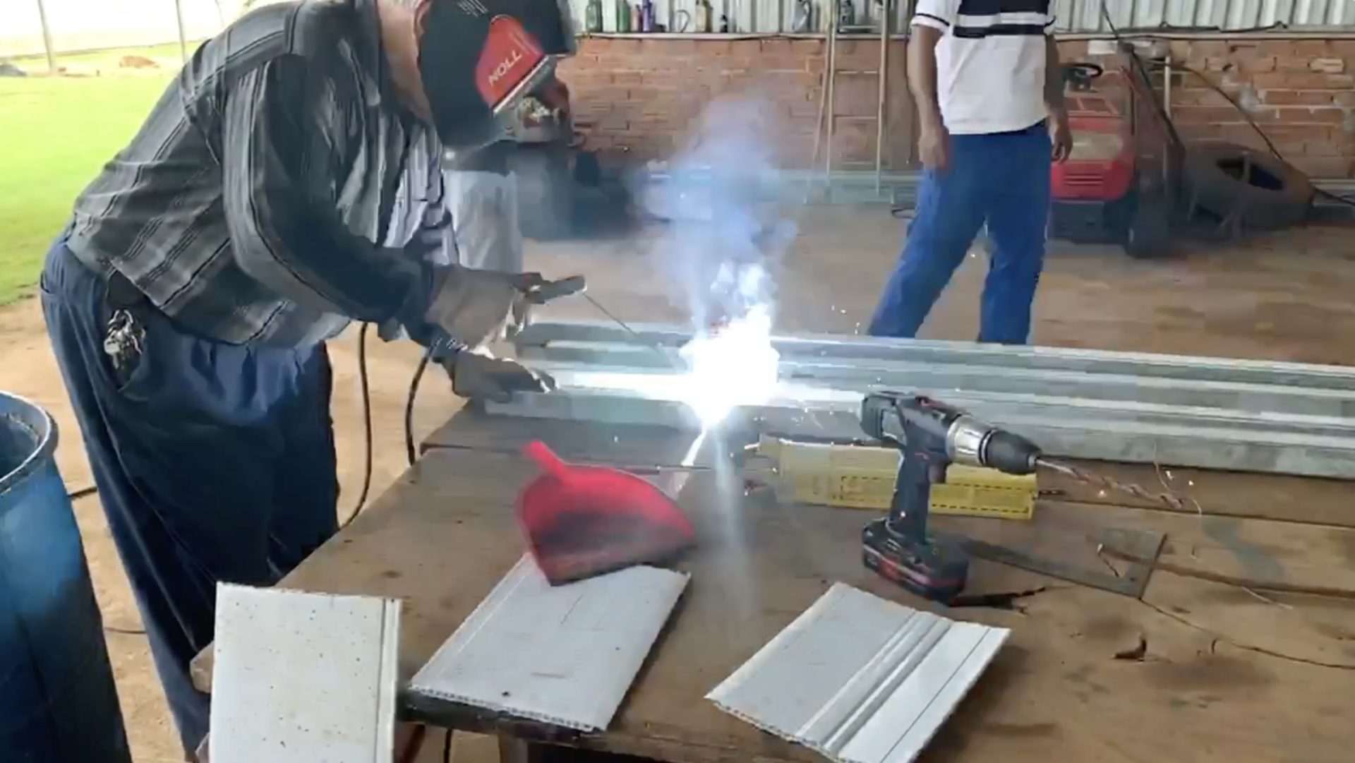 Girls Singing in Portuguese